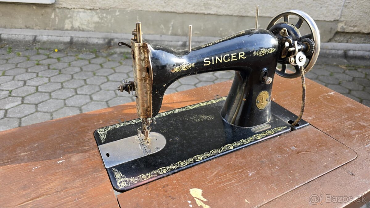 Starožitný šijací stroj Singer