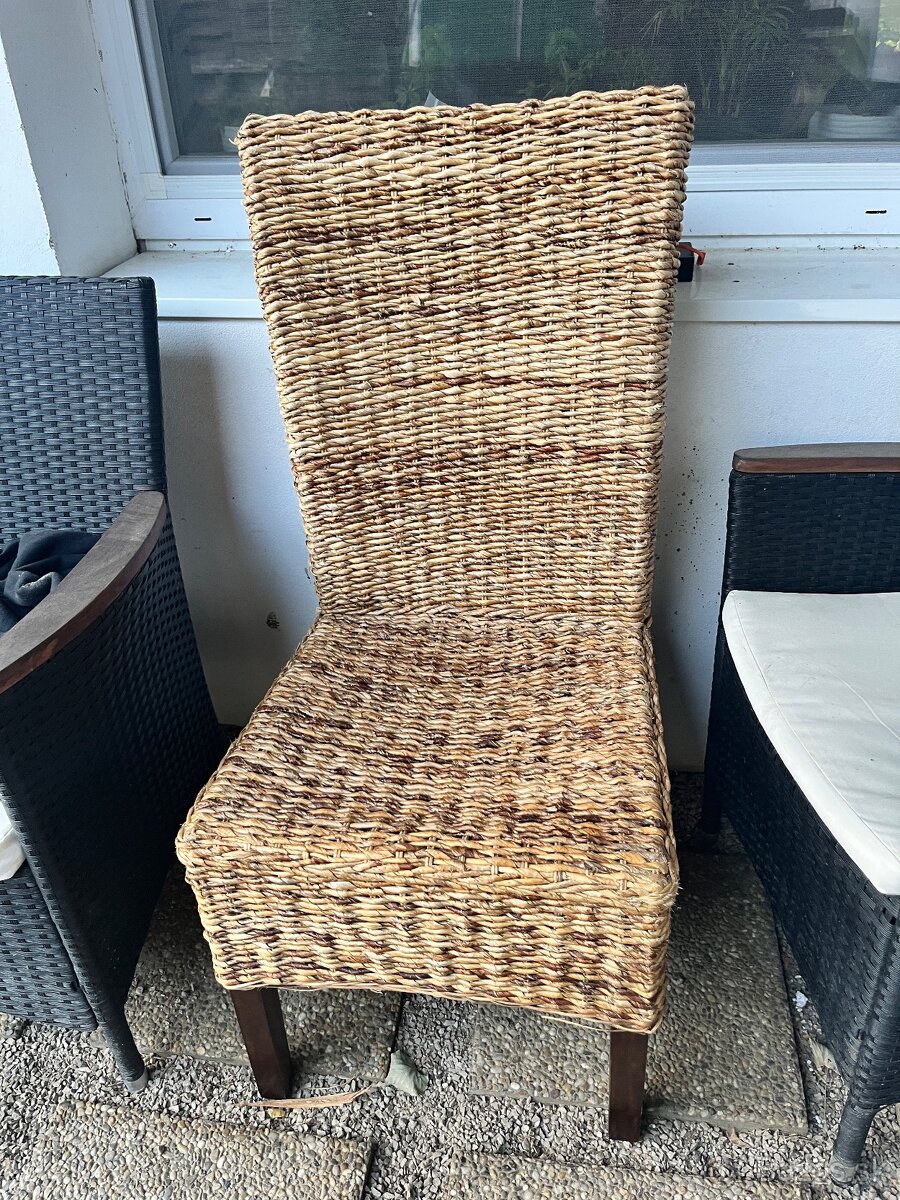 Jedálenska stolička