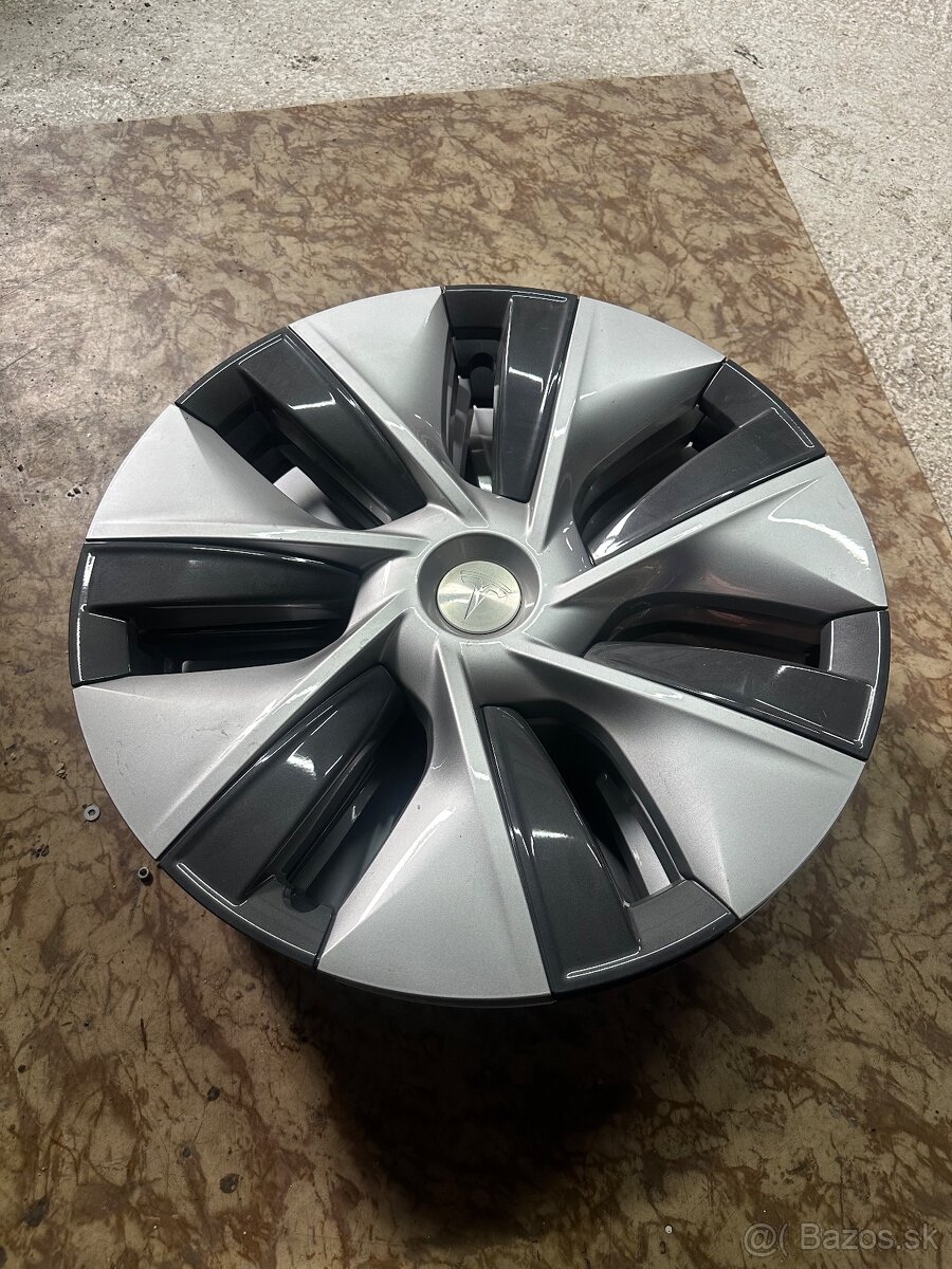 Kryty kolies TESLA R19