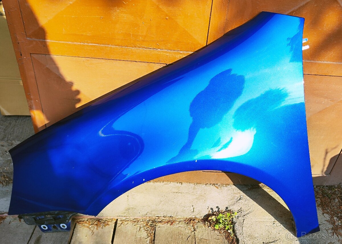 VW Golf 5 - Predný lavy blatnik - 1k6880681A