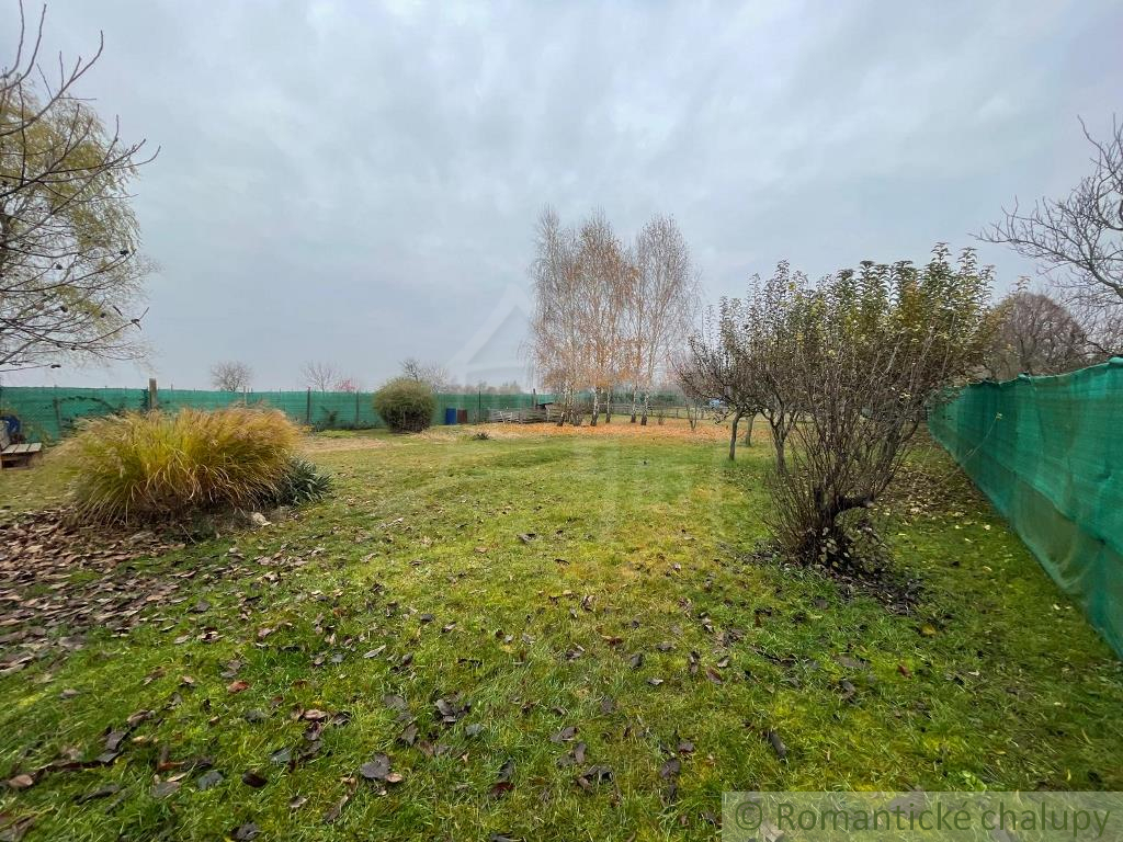 Priestranný 10 árový pozemok na polosamote len 5 km od Nov