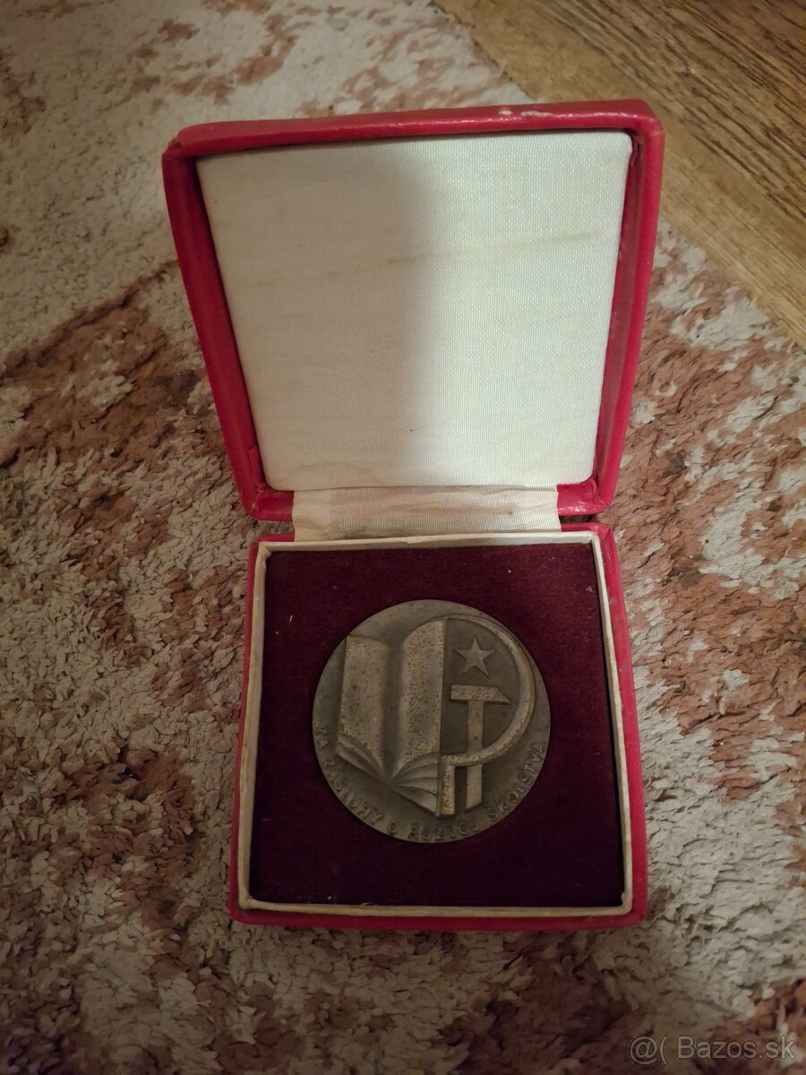 Plaketa za zásluhy o rozvoj školstva