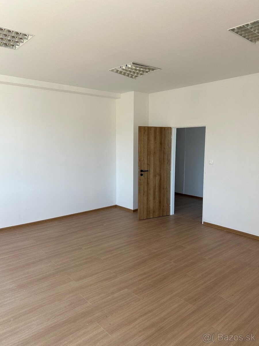 Kancelárie (31m2) blízko centra s parkovaním