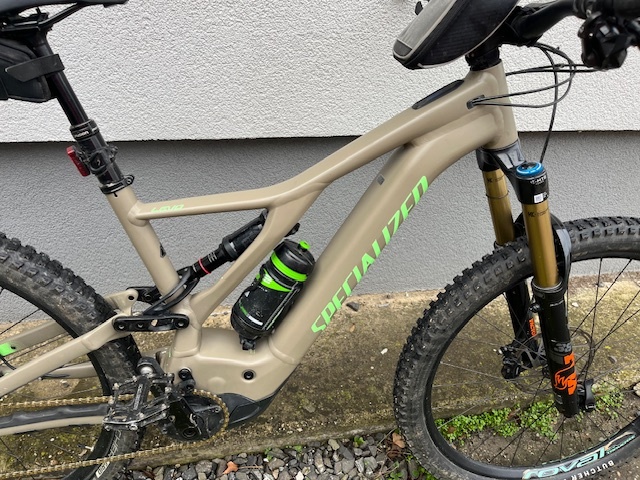 Specialized elektrobicykel celoodpružený