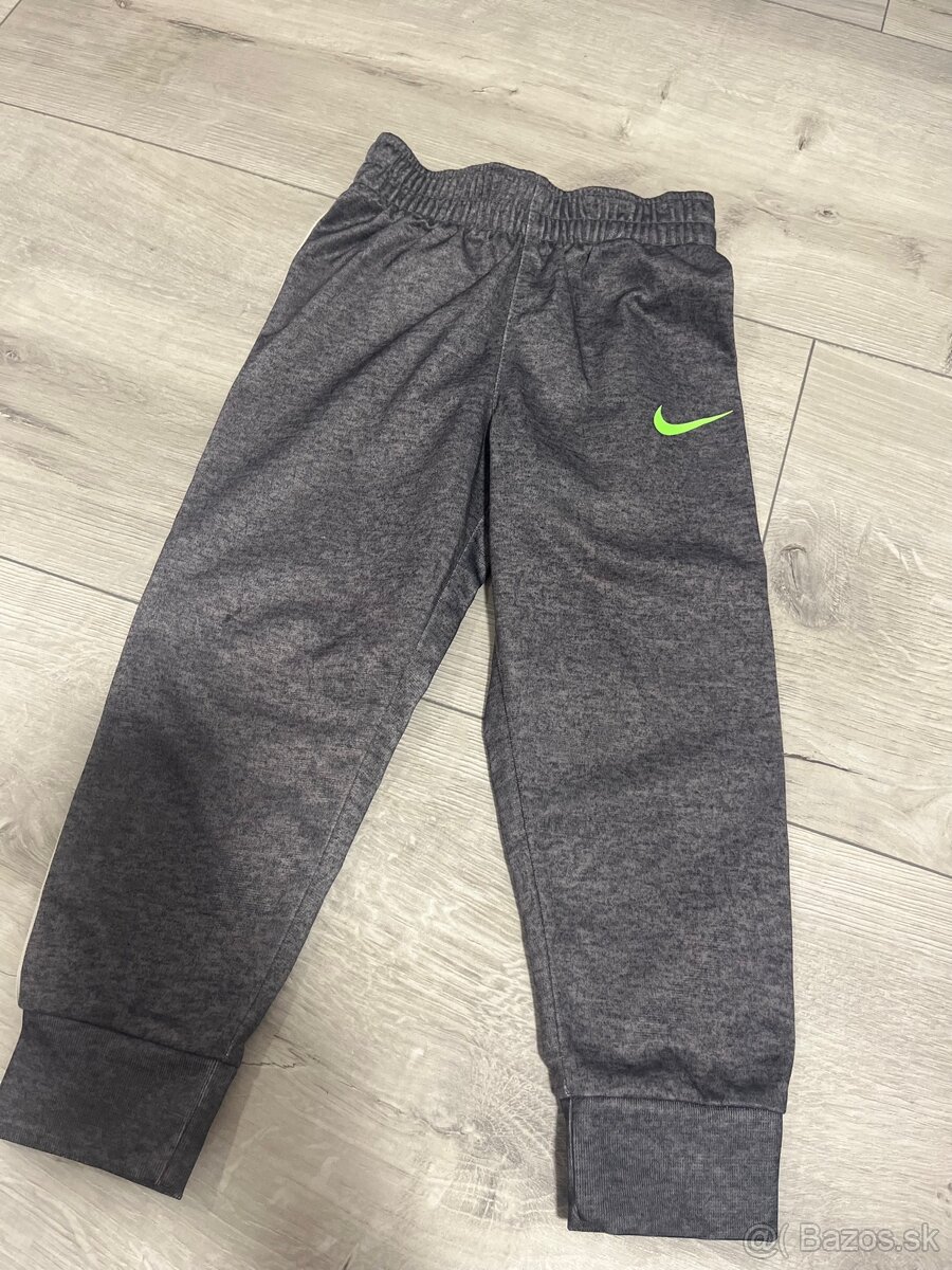 Chlapčenské tepláky Nike, veľkost 92-98, top stav