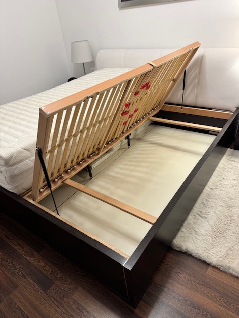 Manželská postel 180x200 cm