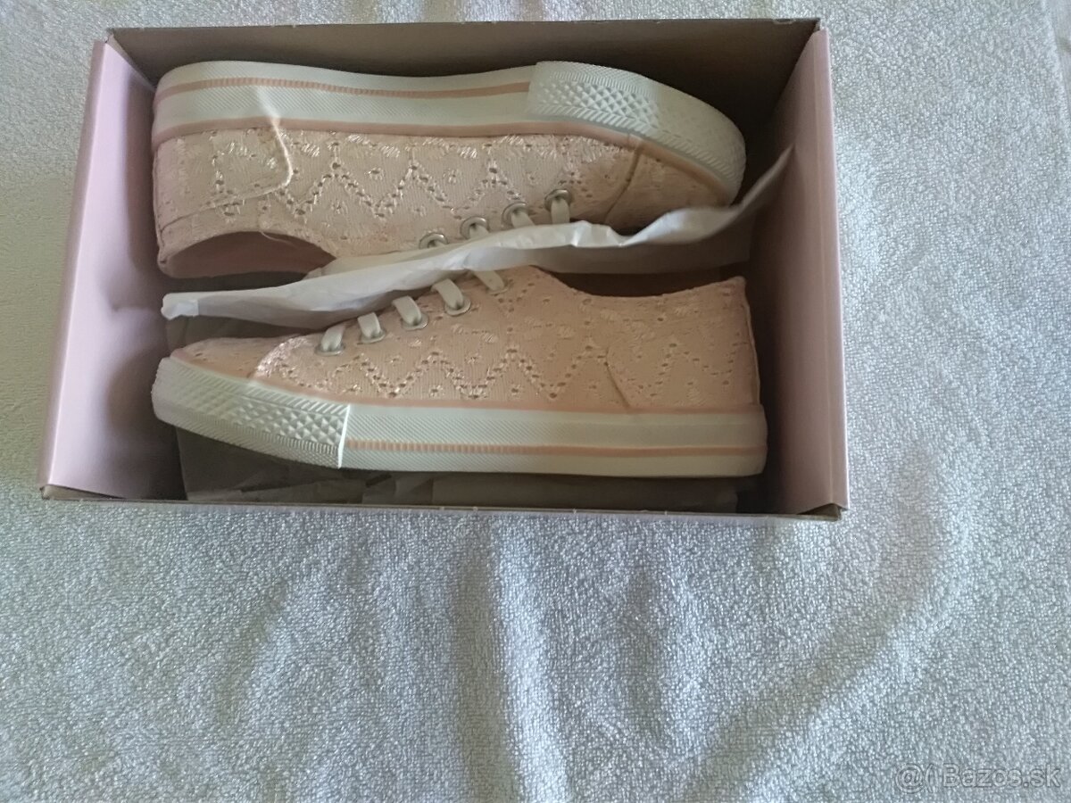 Dievcenske topanky velkost 33