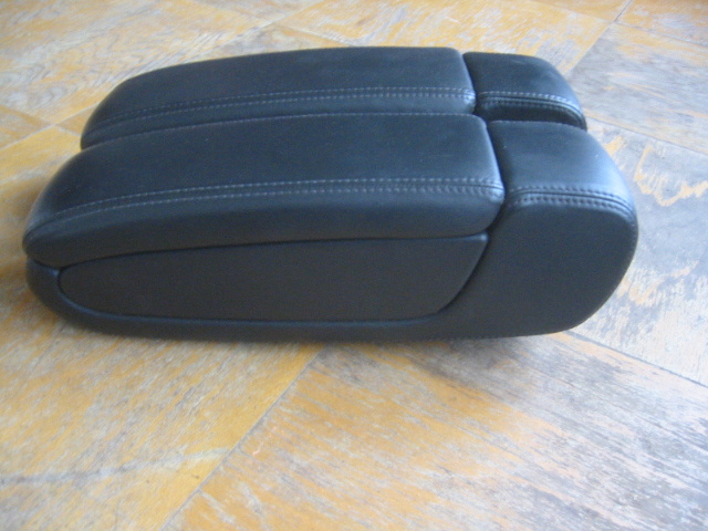 AUDI A8, S8 D2 - lakťová opierka