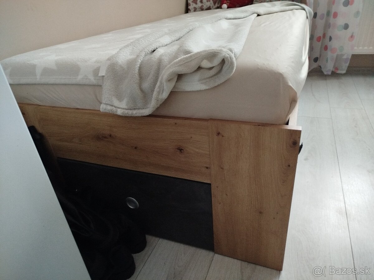 Posteľ s úložným u prostormi