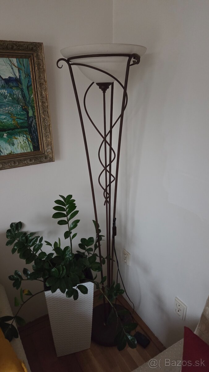 luster a stojanová lampa