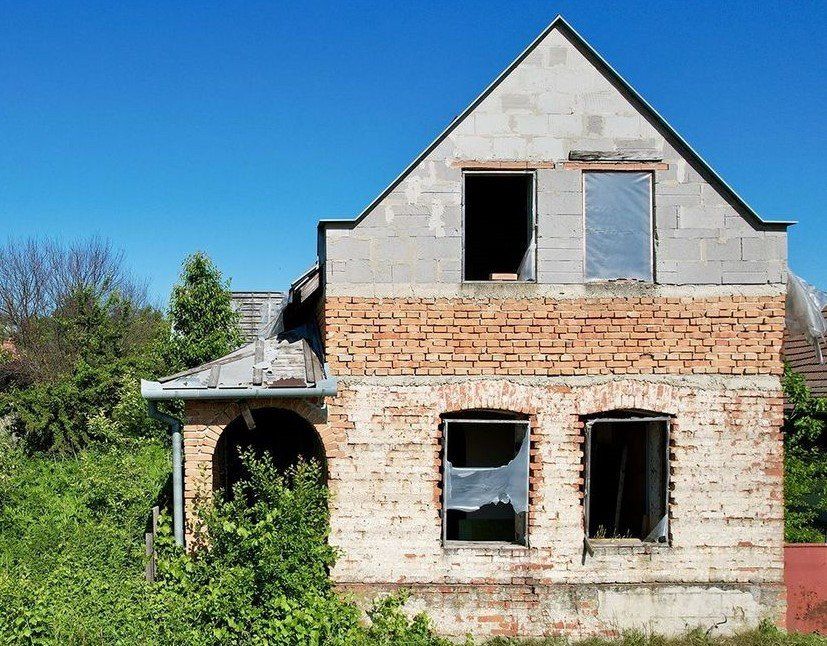 Na predaj 35 árový pozemok s vidieckym domom Mlyňany