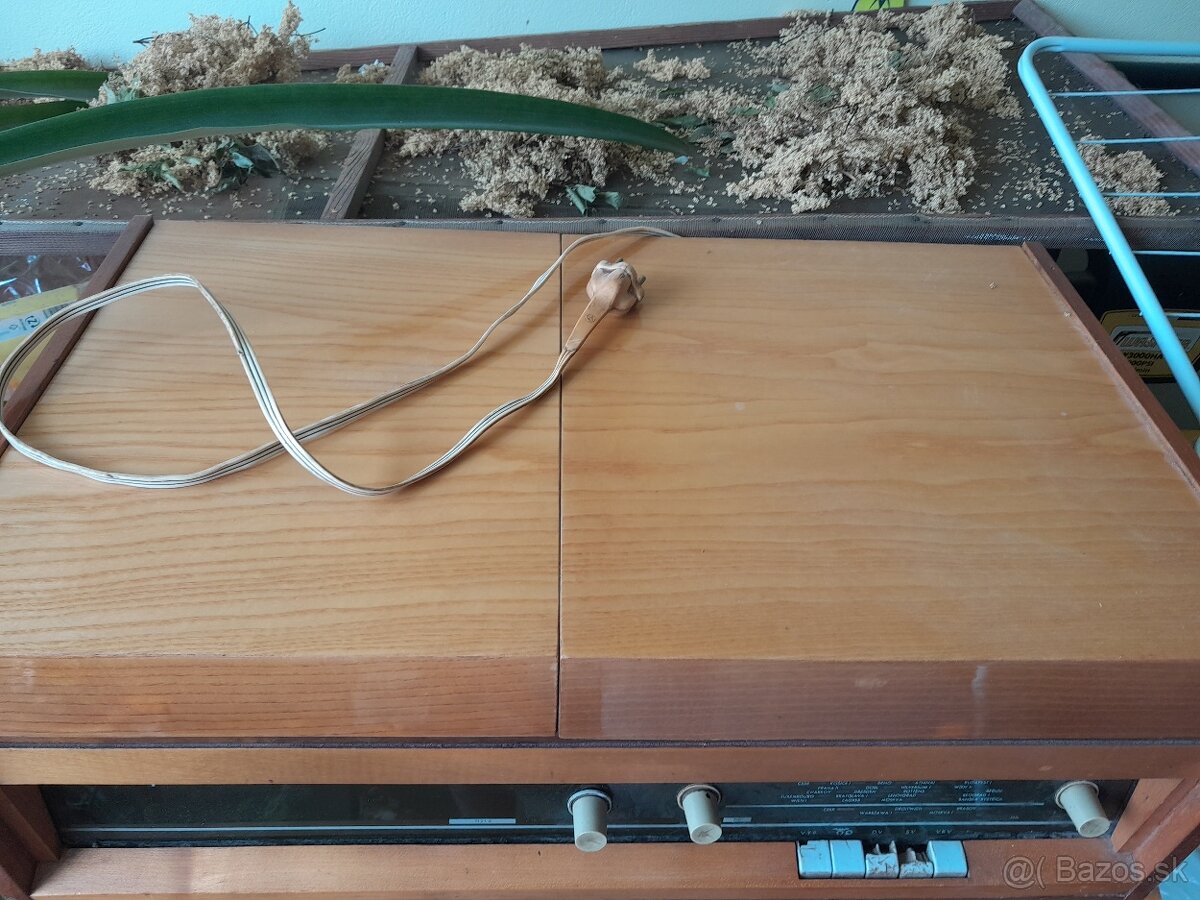 Predam starozitne radio gramofon