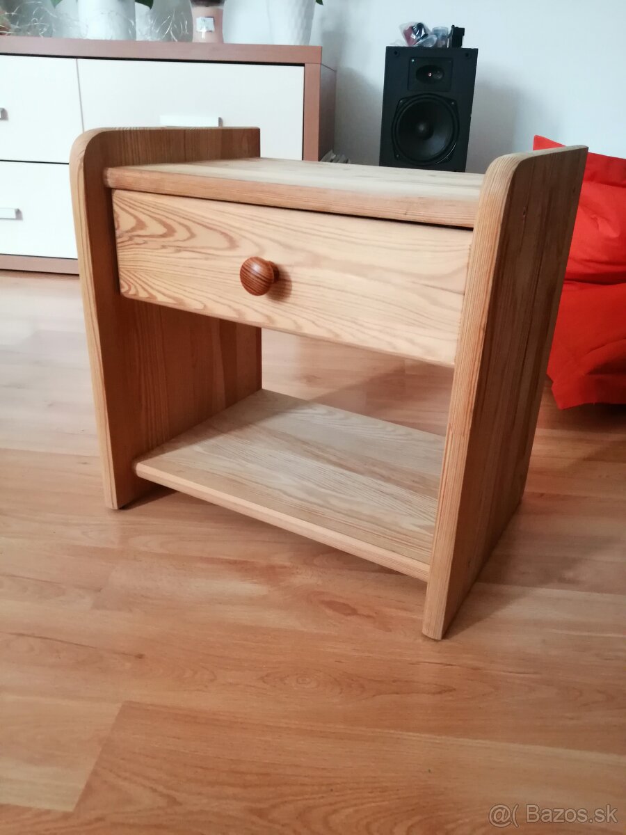 Nočný stolík-masív