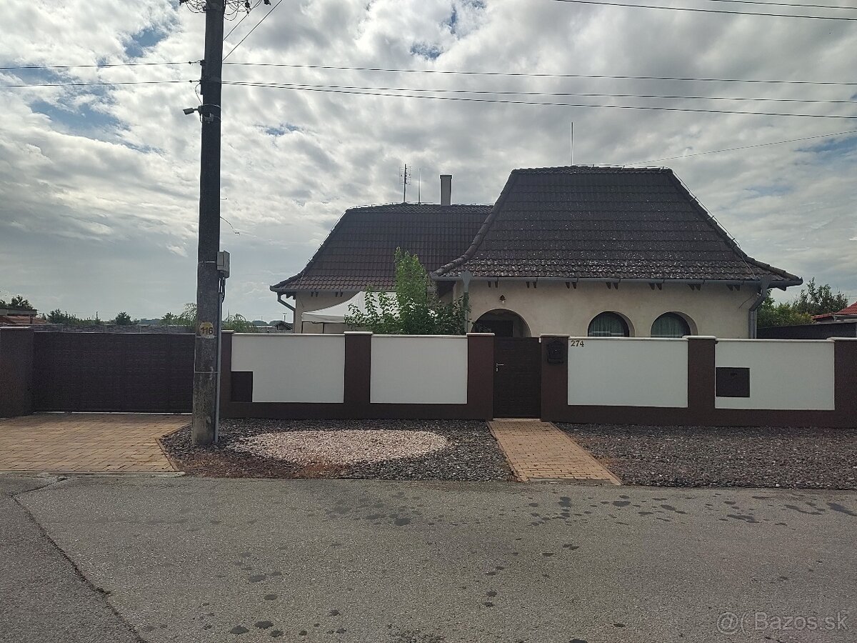 Predám väčší podkrovný rodinný dom v obci Košúty