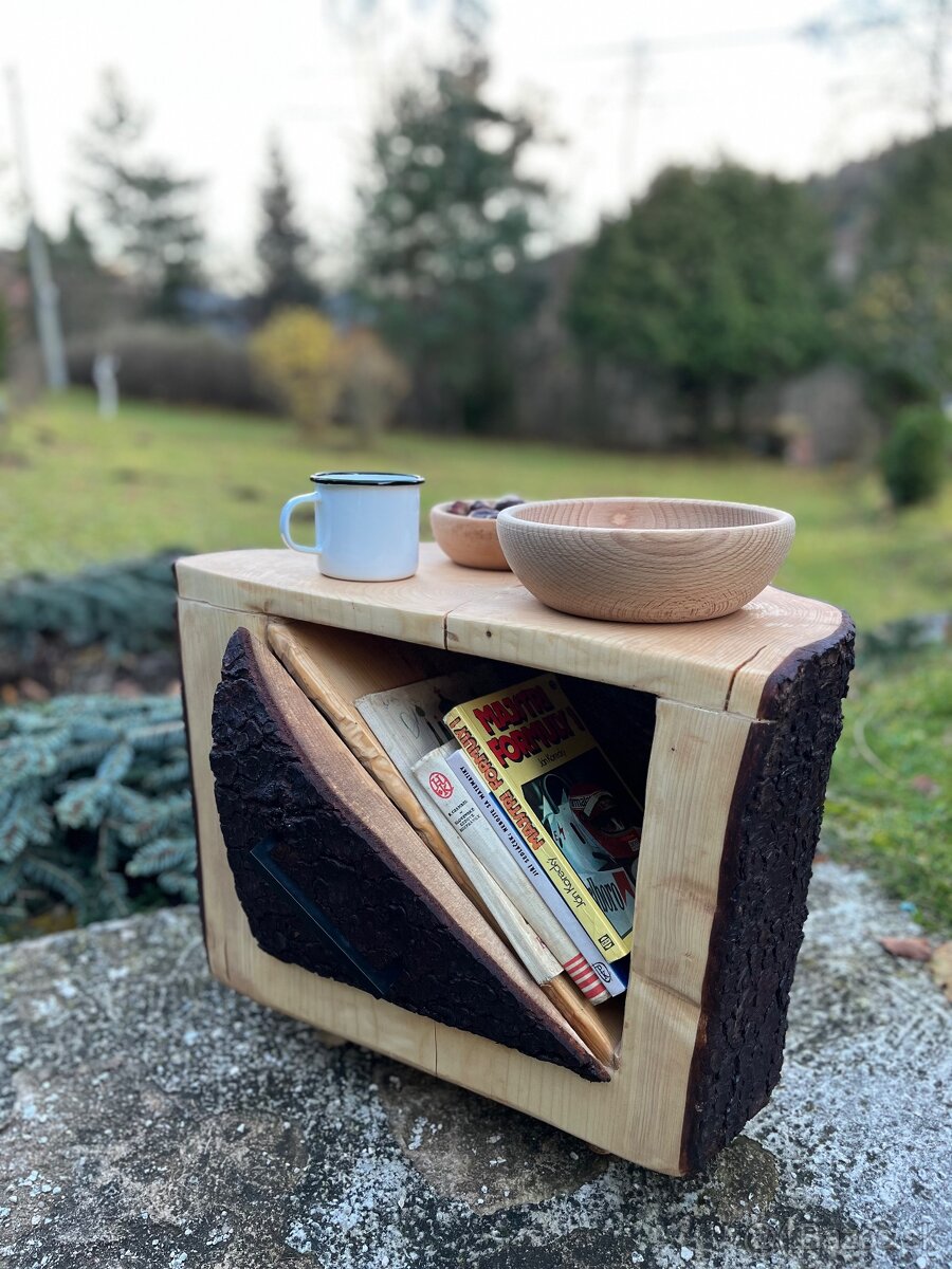 Nočný stolík z masívu