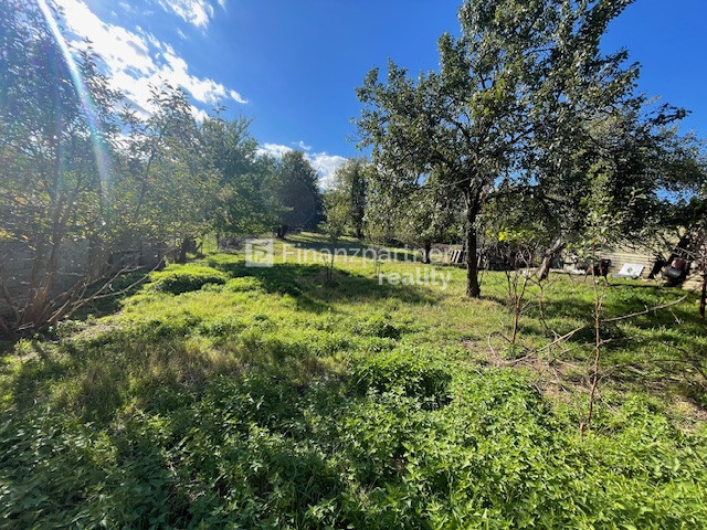 Popcornový pozemok so starším RD  ako záhradné sady (F679-14