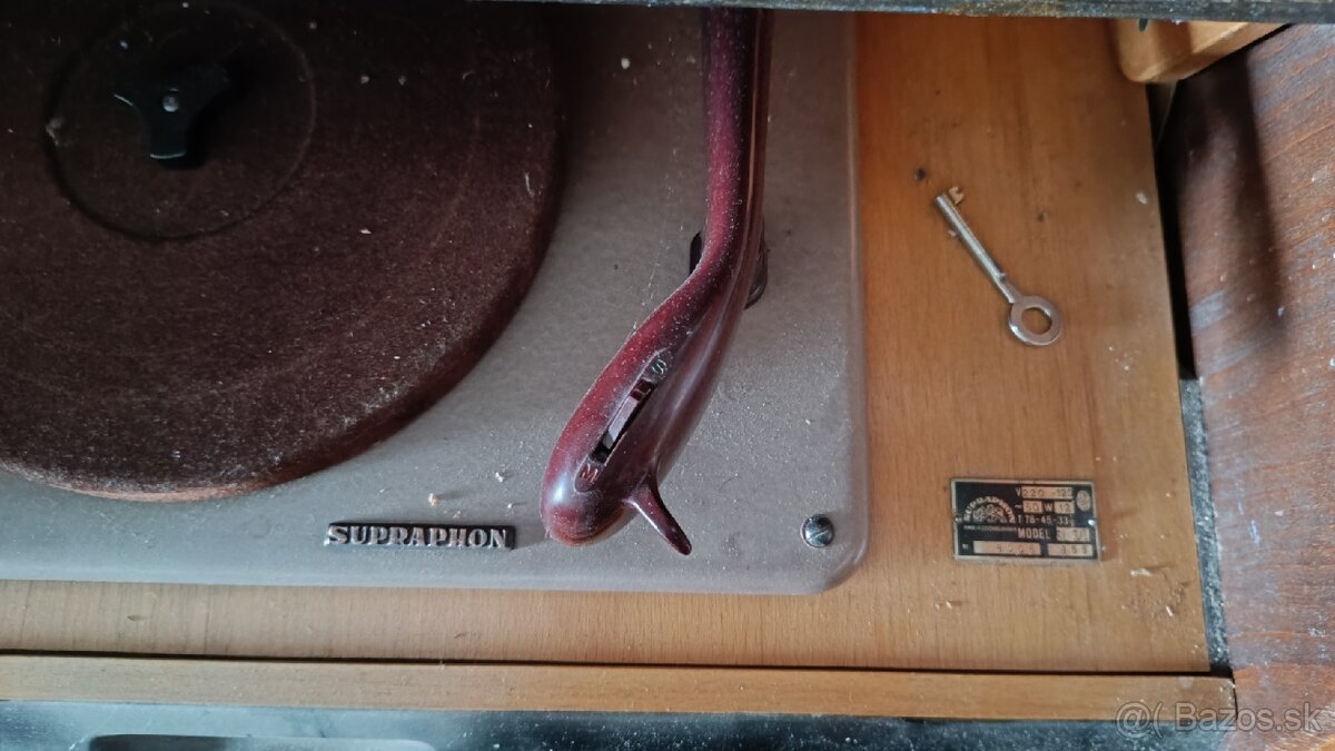 Starý gramofón a staré rádio s okom