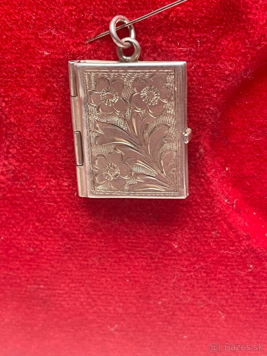 starozitny strieborný medailon