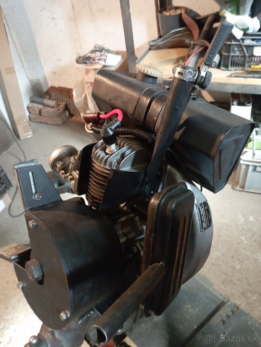 2 taktny motor vzduchom chladeny s turbinou