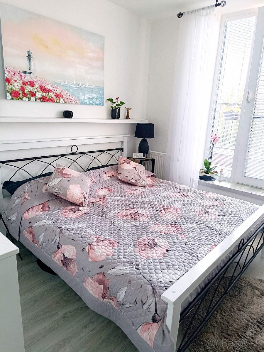 Kovová posteľ s roštom