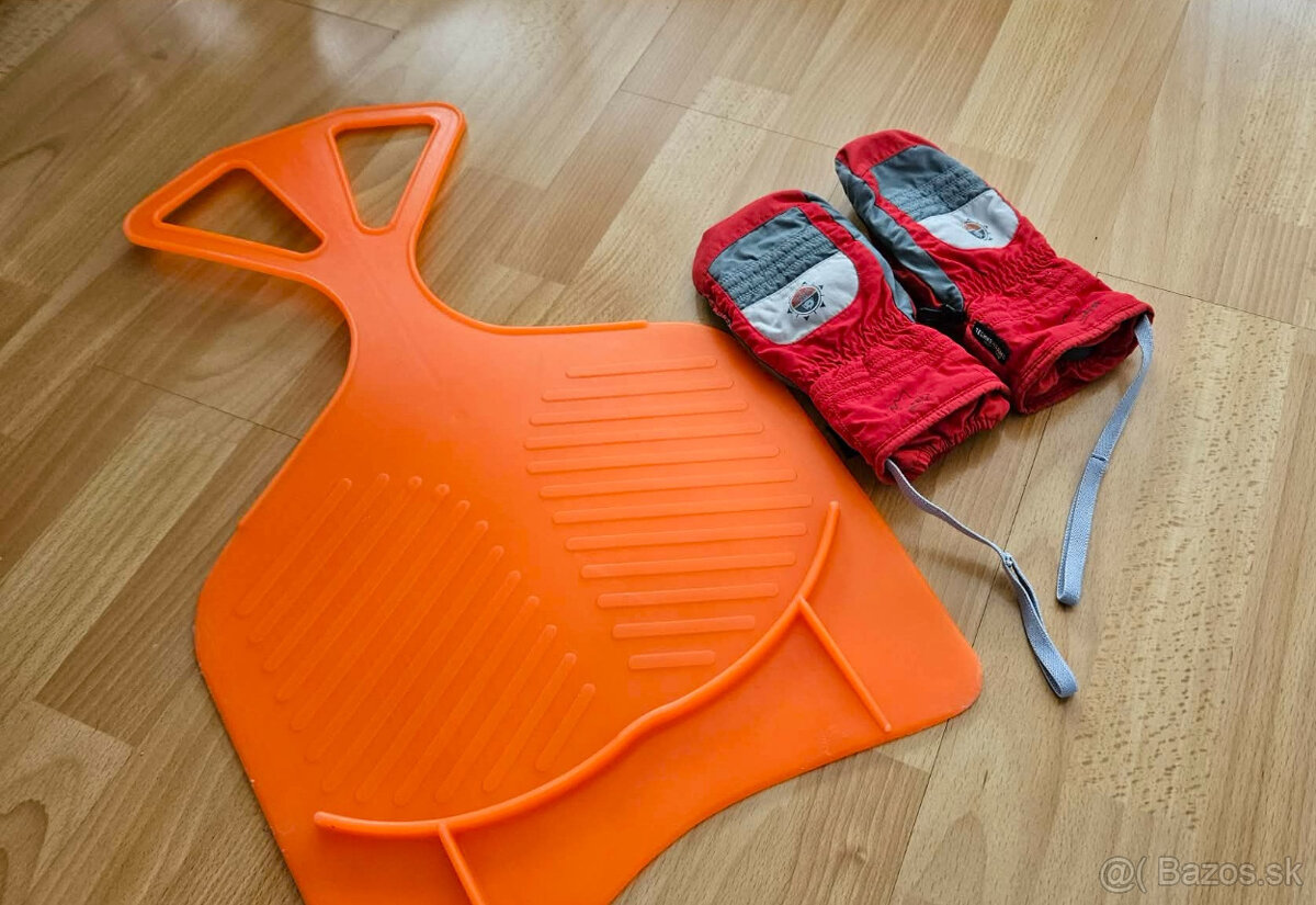 detske rukavice a klzak na sneh