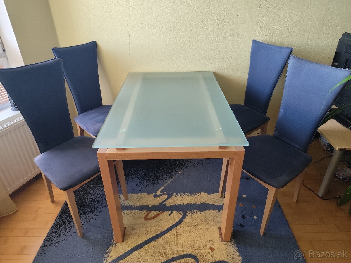 Jedálenský stôl a stoličky