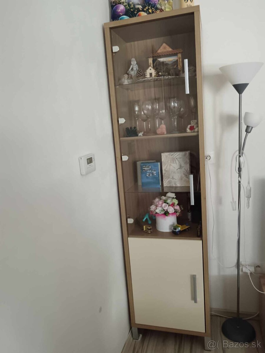 Vitrínová skriňa