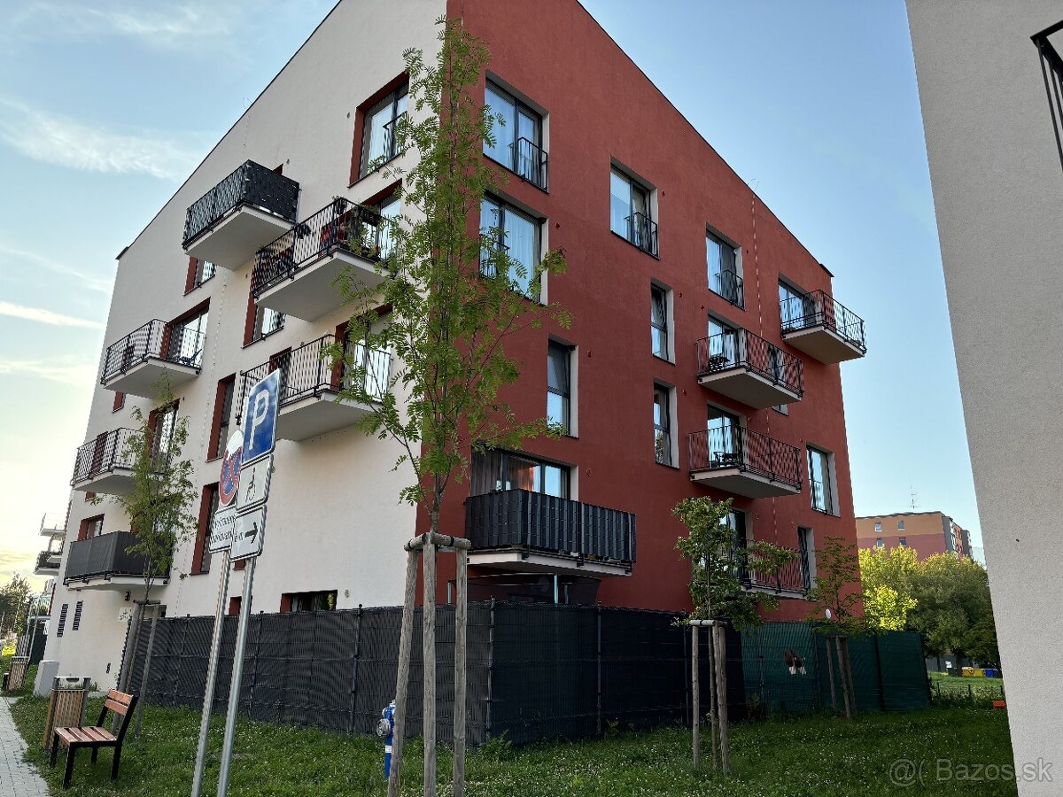 PREDAJ, 3 IZBOVÝ BYT S BALKÓNOM A PARKOVACÍM STÁTIM V NOVOST