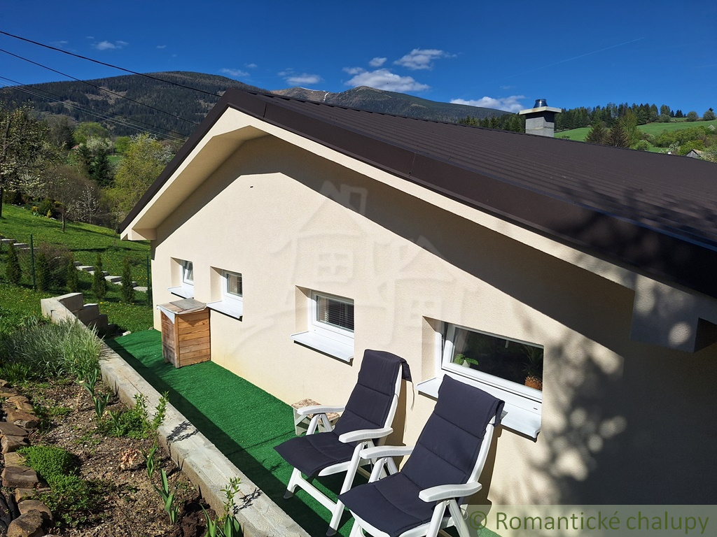 Rozostavaná chalupa pri potoku v malebnej dedinke na Lipto