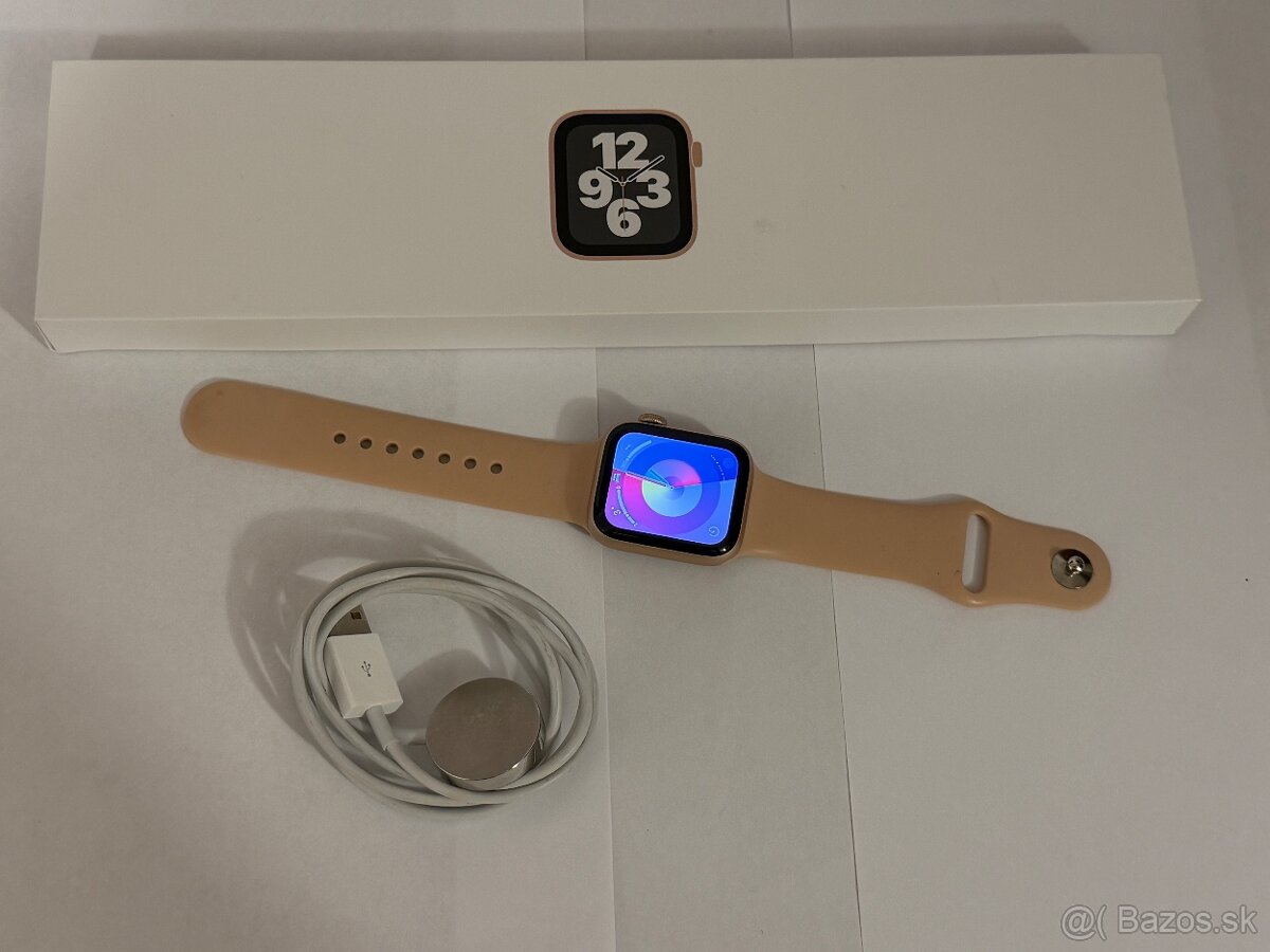 Apple watch SE 40mm , pekný stav, s nabíjačkou a krab