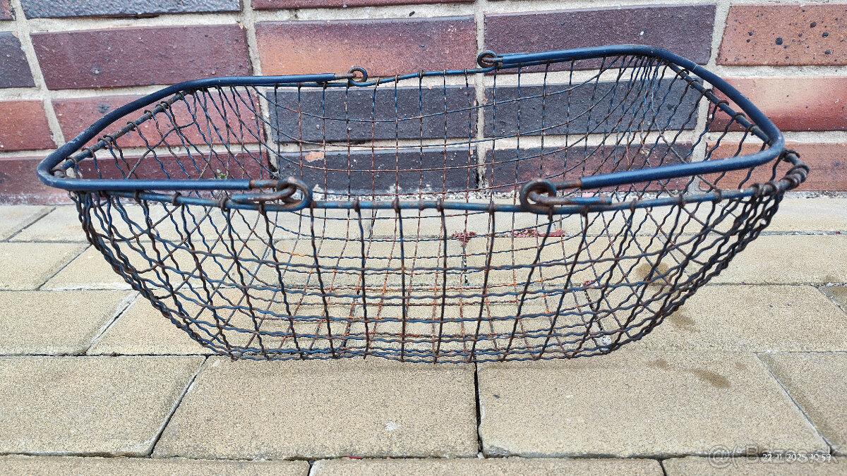 Kovovy kosik zo socialistickych potravin