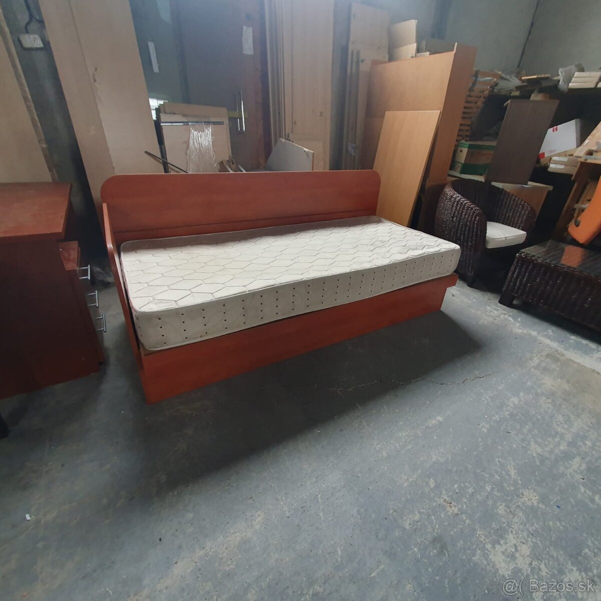 Predám posteľ s úložným priestorom