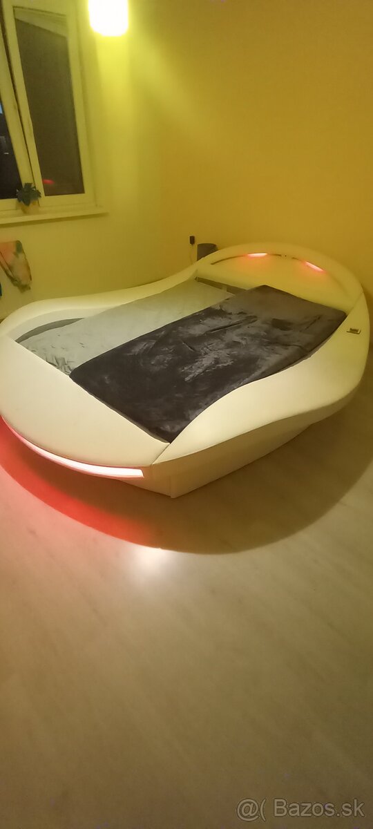 Atypicka posteľ