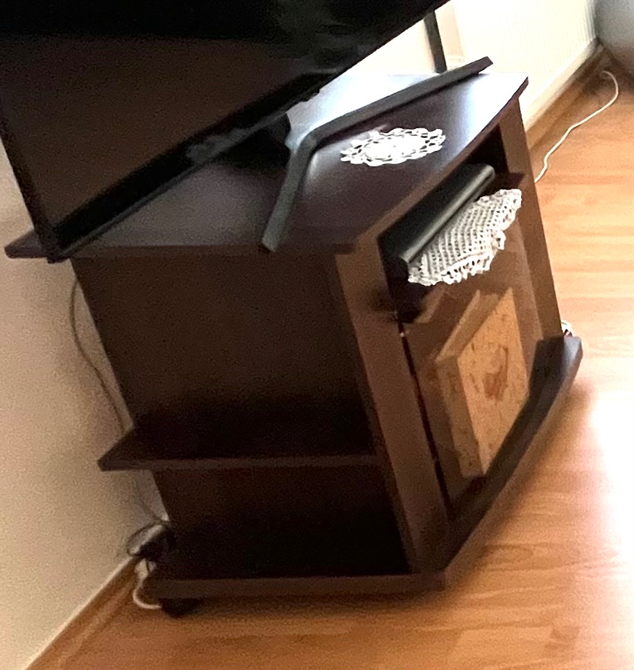 Skrinka pod TV