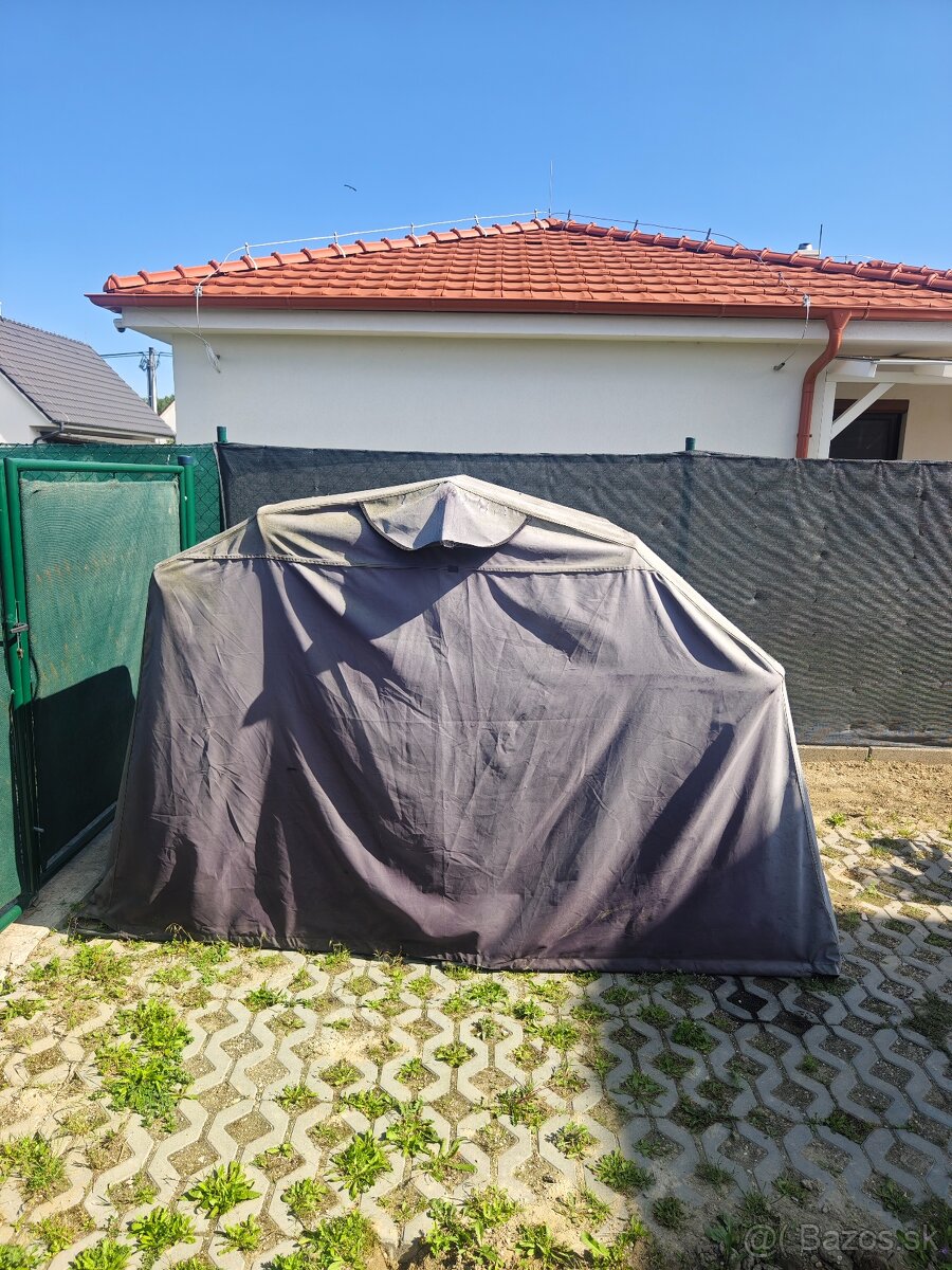 Plachtova garaz na motorku