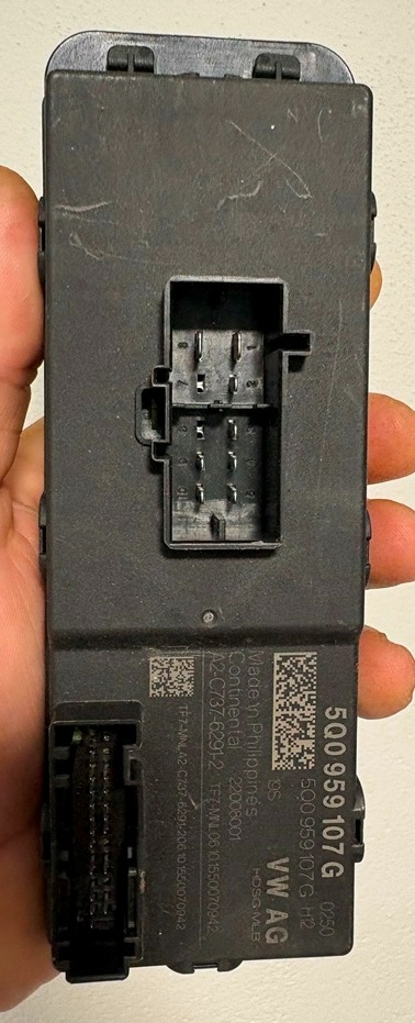 RJ elektrického kufra Superb 3 5Q0959107G
