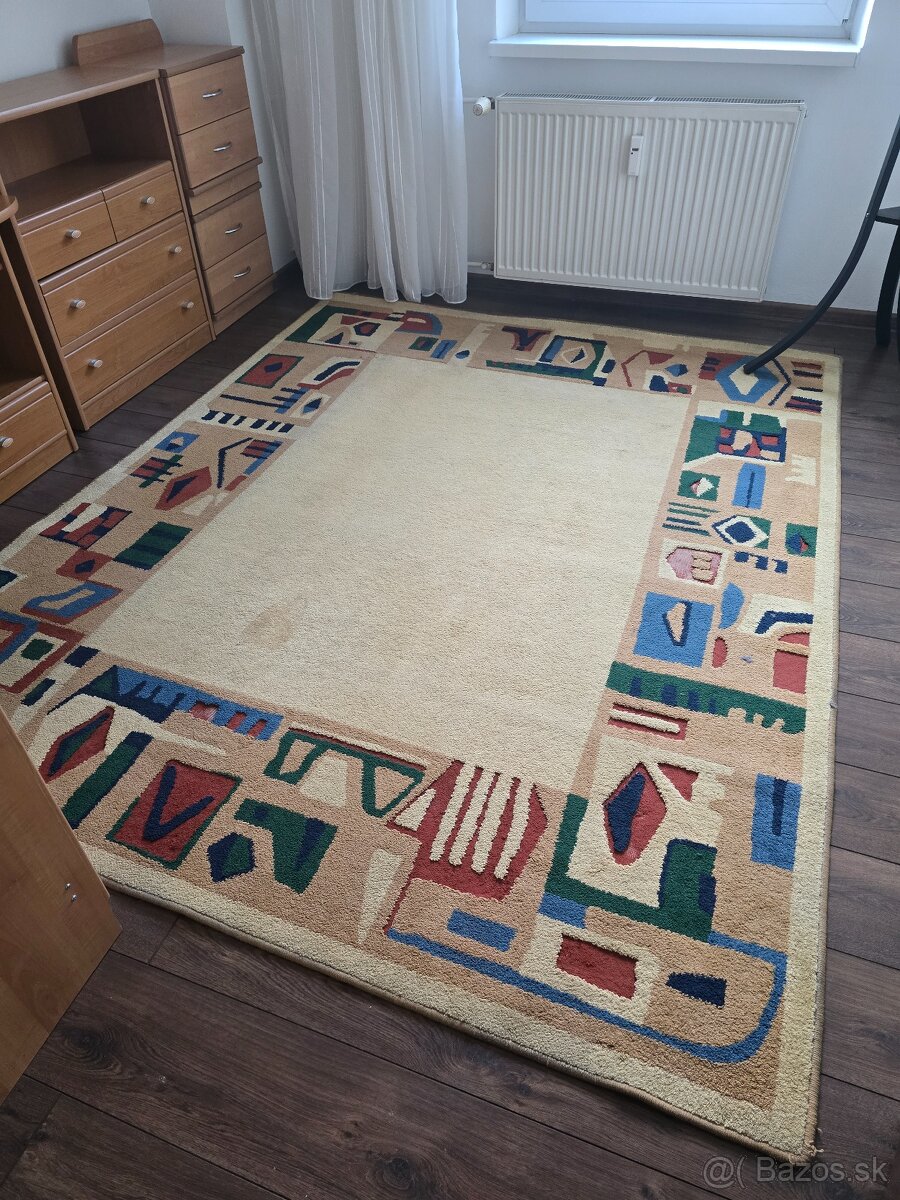 Žltý koberec
