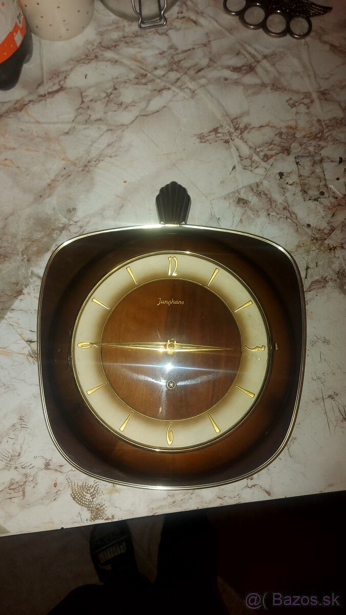 Hodiny Junghans