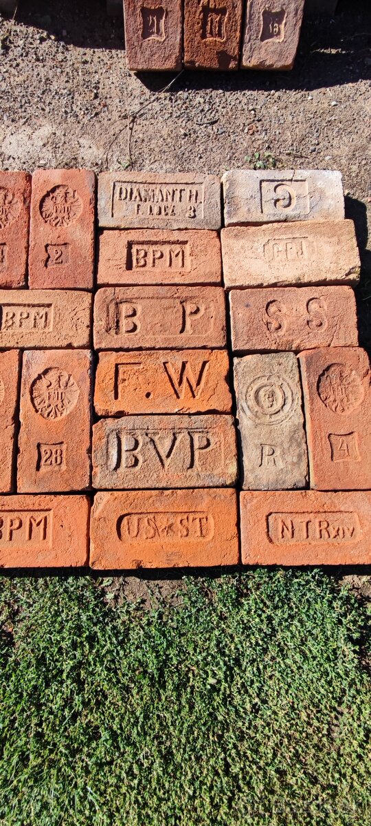 Predam stare tehly s monogramom