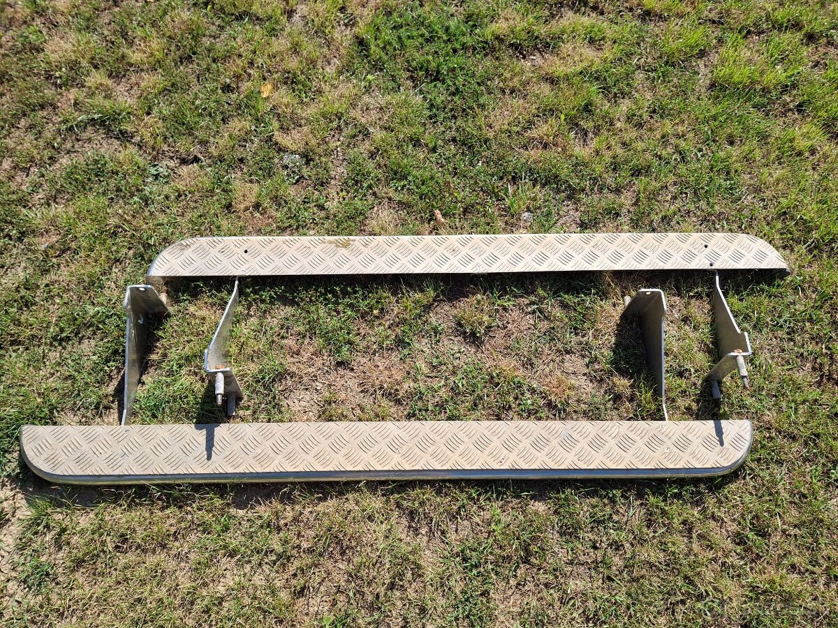 Suzuki grand vitara nášľapy.