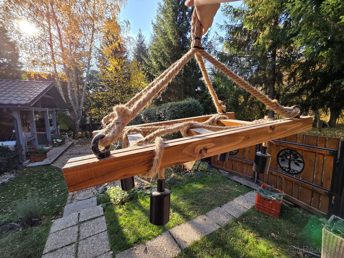 Krásny drevený luster