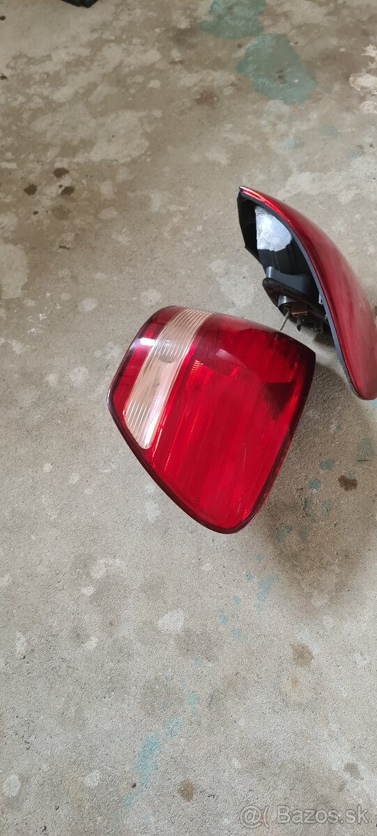 Zadné a hmlové svetlá z Toyoty Avensis Verso