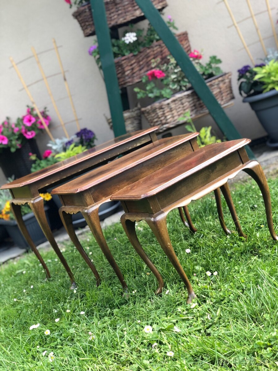 Starožitný set 3 stolíkov