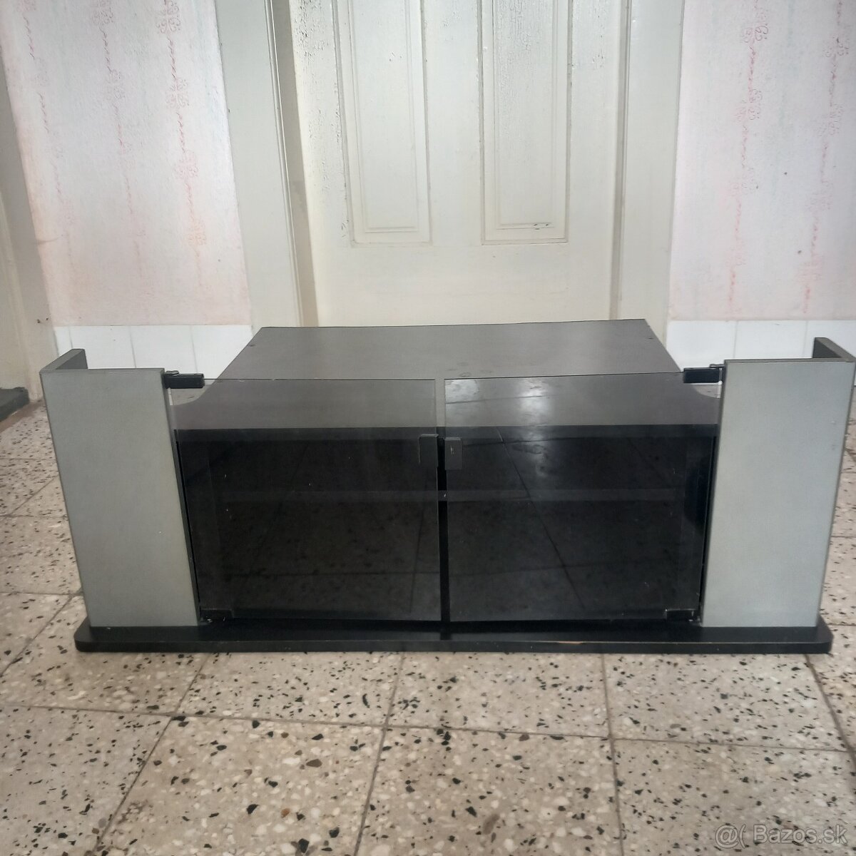 Stol pod tv