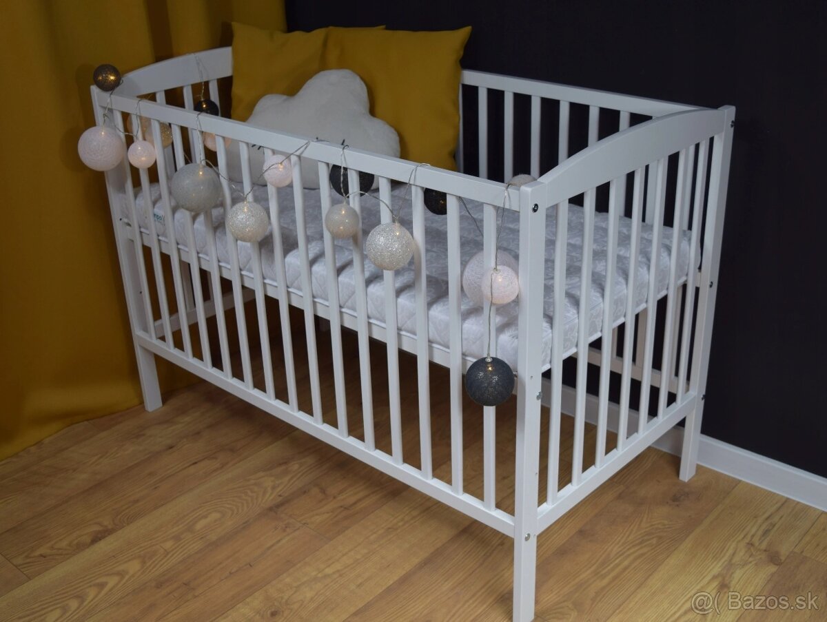 Postieľka biela / prírodná - vyrezávaný macko viac farieb