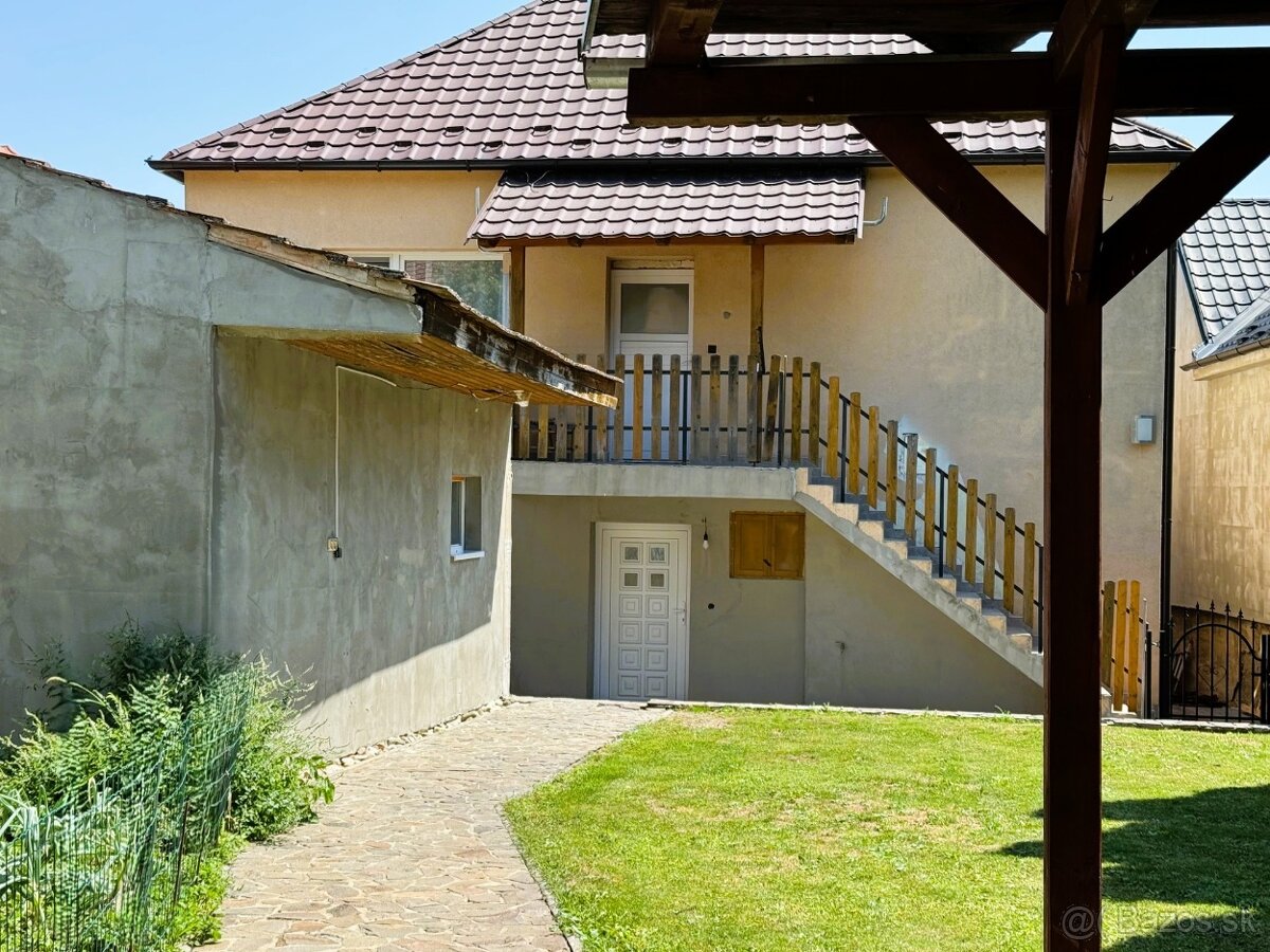 Veľký RD s bazénom v obci Petrova Ves - 2 samostatné bývania