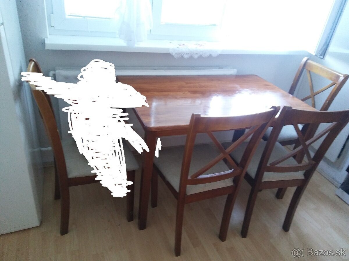 Predám krásny jedálenský drevený stôl