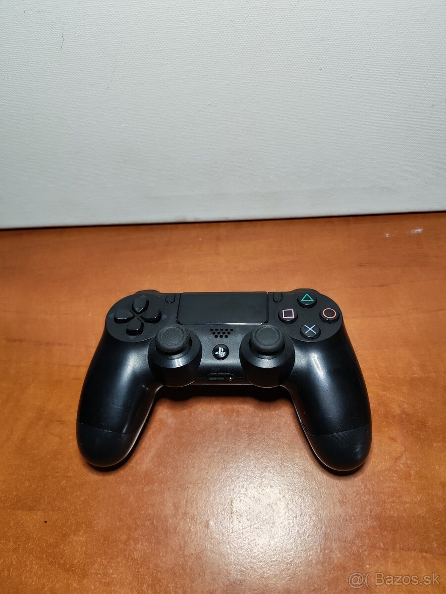 Playstation 4 ovládač.