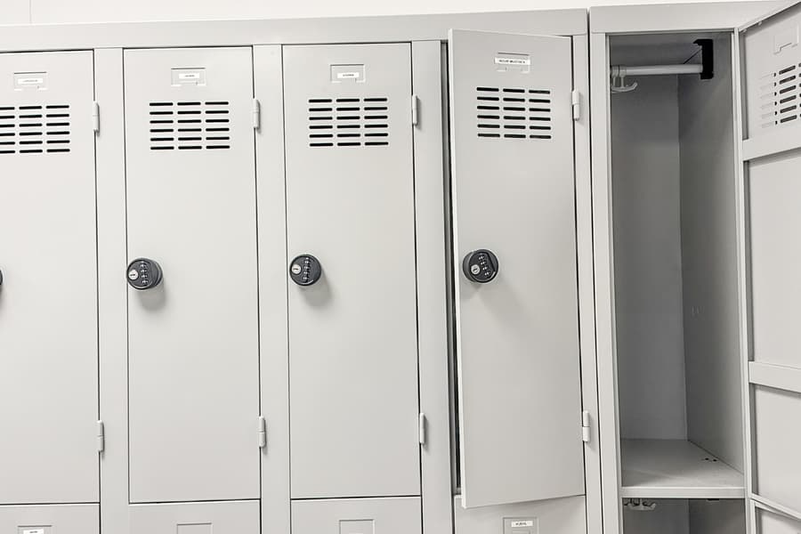 Šatňová skriňa s lavičkou