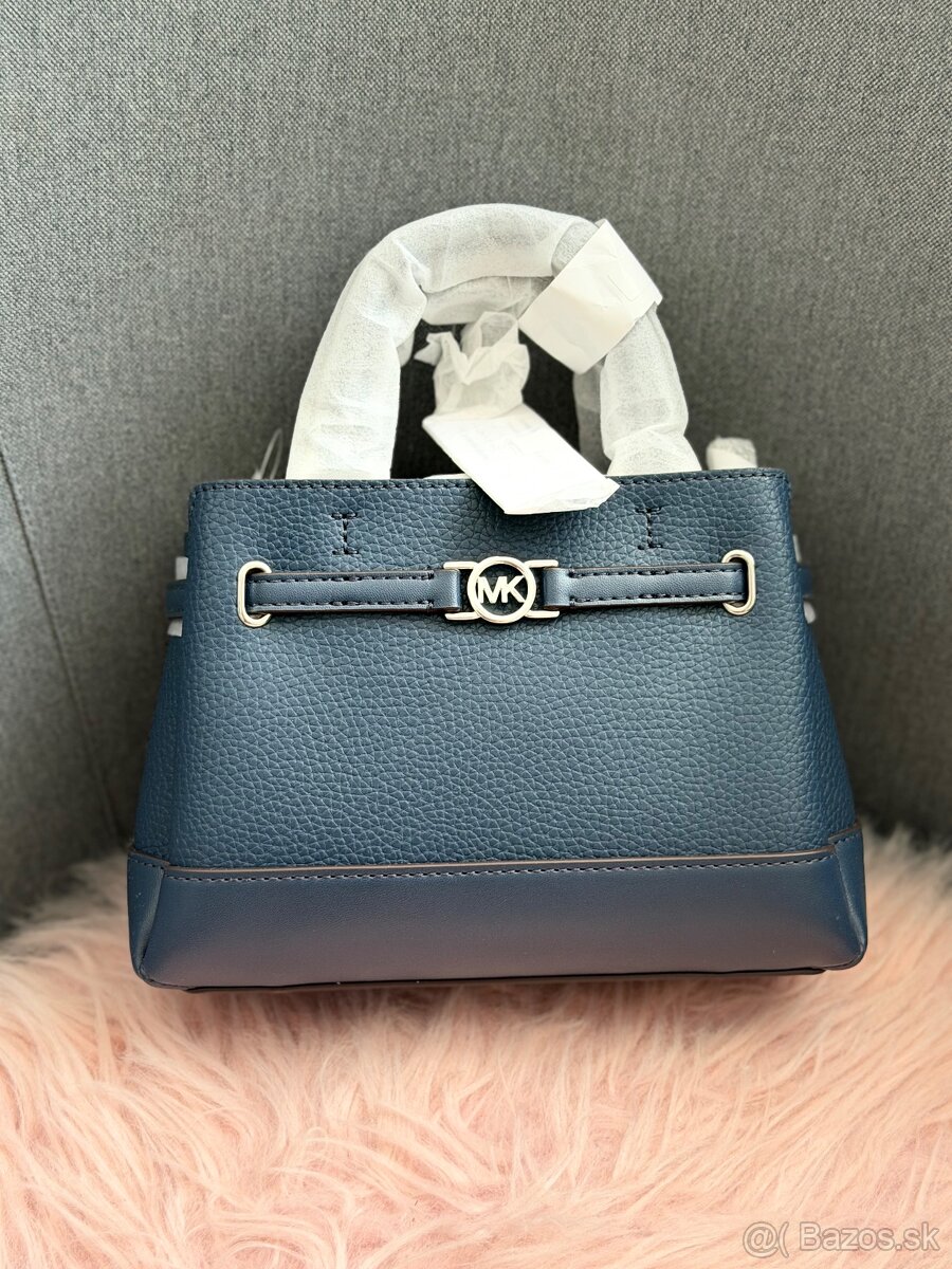 Modrá kabelka Michael Kors s visačkou
